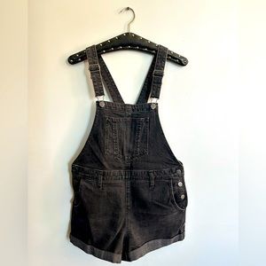Old Navy black wash overall shorts! ✌️